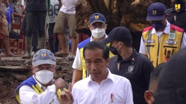 Dampingi Presiden Jokowi di Cianjur, Menteri Basuki: Tangani Longsoran, Distribusikan Prasarana Air Bersih dan Sanitasi