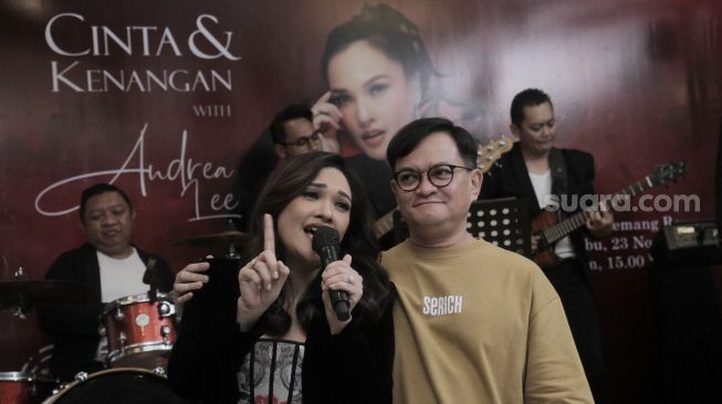 Penyanyi Andrea Lee berduet bersama Hedi Yunus (kanan) saat launching album Cinta dan Kenangan di Jakarta, Rabu (24/11). [Suara.com/Oke Atmaja]

