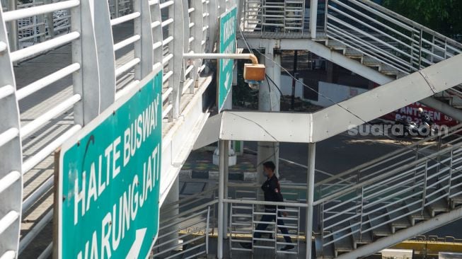 Kamera CCTV terpasang di Jembatan Penyeberangan Orang (JPO) di Kawasan Warung Jati, Jakarta Selatan, Kamis (24/11/2022). [Suara.com/Alfian Winanto]