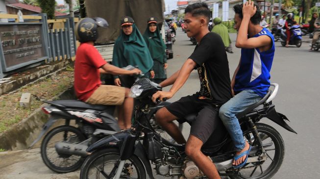 Petugas gabungan yang terdiri dari Polisi Syariah Islam atau Wilayatul Hisbah, Satpol PP dan TNI/Polri melakukan razia busana muslim di Desa Drien Rampak, Johan Pahlawan, Aceh Barat, Aceh, Kamis (24/11/2022). [ANTARA FOTO/Syifa Yulinnas].