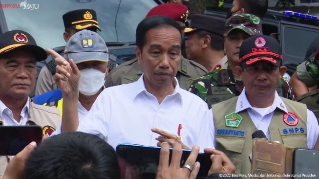 Kembali Tinjau Cianjur, Jokowi Pastikan Evakuasi Orang Hilang Terus Dilakukan