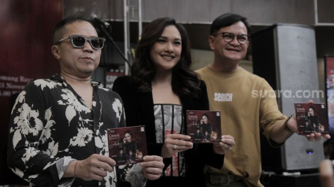 Andrea Lee bersama Hedi Yunus dan Sandhy Sondoro saat peluncuran album Cinta & Kenangan, di outlet KFC Kemang, Jakarta Selatan, Rabu (23/11/2022). [Suara.com/Oke Atmaja]

