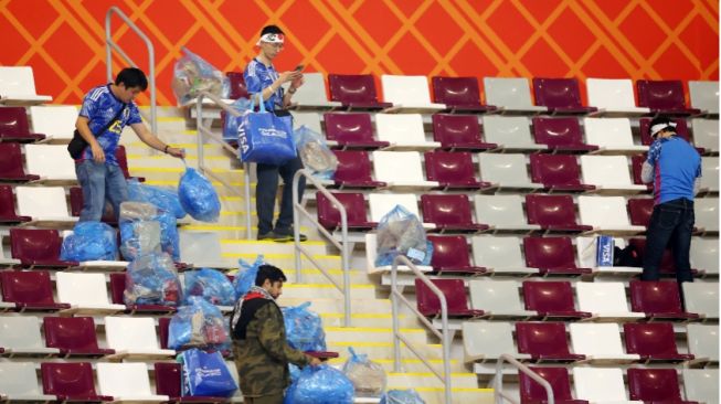 Terbaik! Suporter Jepang Bersih-Bersih Sampah Stadion setelah Menang dari Jerman