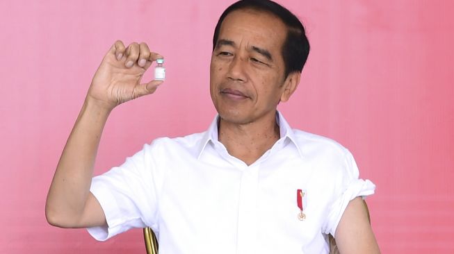 Presiden Joko Widodo menunjukkan vaksin COVID-19 IndoVac usai menerima vaksinasi dosis "booster" kedua di halaman Istana Kepresidenan Bogor, Jawa Barat, Kamis (24/11/2022).  [ANTARA FOTO/Biro Pers Setpres - Lukas].