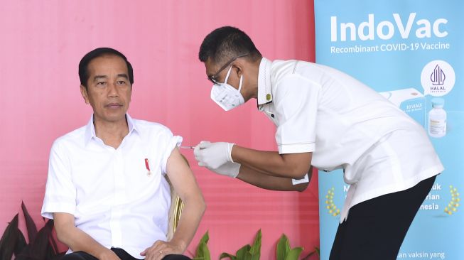 Presiden Joko Widodo menerima suntikan vaksin COVID-19 IndoVac dosis "booster" kedua di halaman Istana Kepresidenan Bogor, Jawa Barat, Kamis (24/11/2022).  [ANTARA FOTO/Biro Pers Setpres - Lukas].