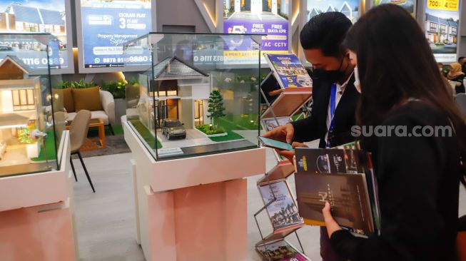 Pengunjung melihat maket rumah pada pameran Indonesia Properti Expo 2022 di JCC Senayan, Jakarta Pusat, Kamis (24/11/2022). [Suara.com/Alfian Winanto]