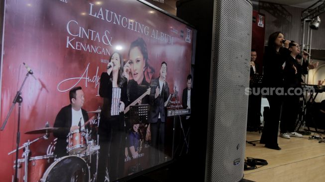 Penyanyi Andrea Lee bernyanyi saat launching album Cinta dan Kenangan di Jakarta, Rabu (24/11). [Suara.com/Oke Atmaja]

