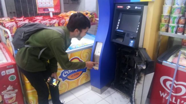 Aksi Dua Penjahat Bersenjata saat Kuras ATM Bank BJB di Karanganyar Lebak