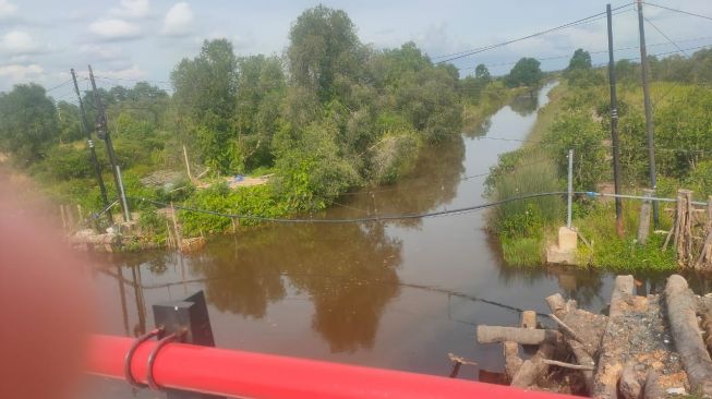 Pipa Air Terbentang di Badan Jembatan 3 Liang Anggang