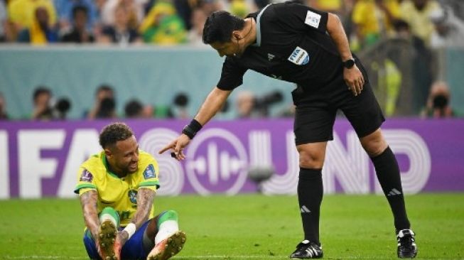 Pemain Timnas Brasil Neymar cedera saat menghadapi Serbia di Piala Dunia 2022 (AFP)