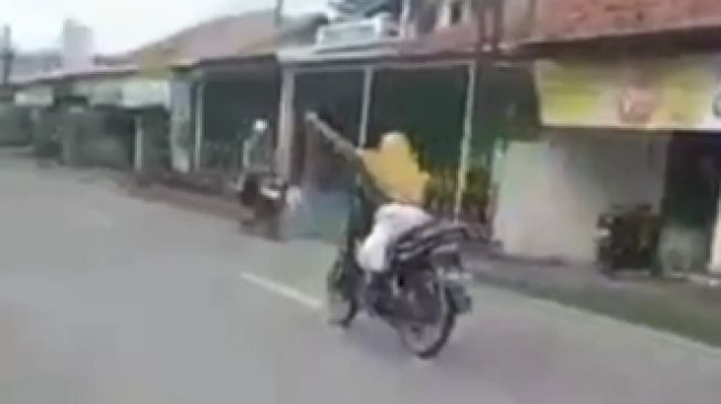 Warganet Murka Lihat Emak-emak Atraksi Naik Motor Gaya 'Superman' di Jalan Raya Ini