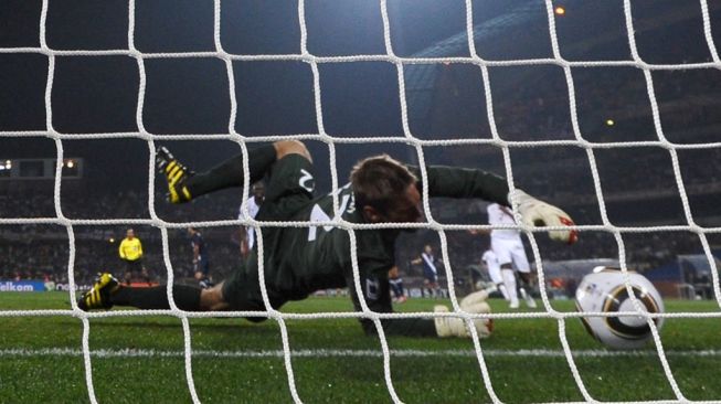 Kiper Inggris Robert Green gagal memblok tembakan pemain tengah AS Clint Dempsey selama laga Grup C Piala Dunia 2010 antara Inggris vs AS pada 12 Juni 2010 di stadion Royal Bafokeng di Rustenburg. Pertandingan berakhir imbang 1-1. AFP PHOTO / VINCENZO PINTO