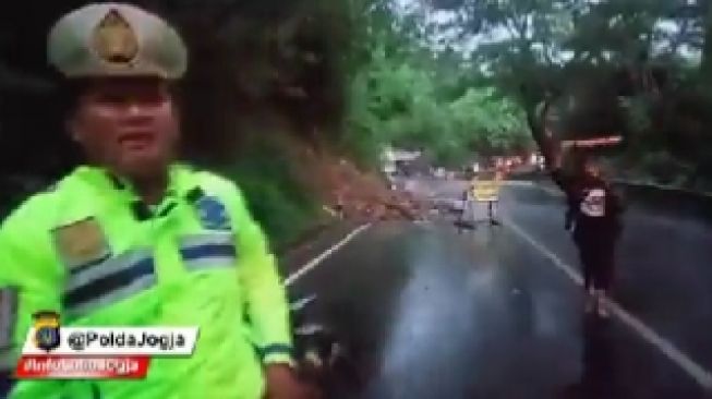 Jalan Jogja-Wonosari Ditutup Total Akibat Tebing Longsor, Berikut Jalur Alternatifnya