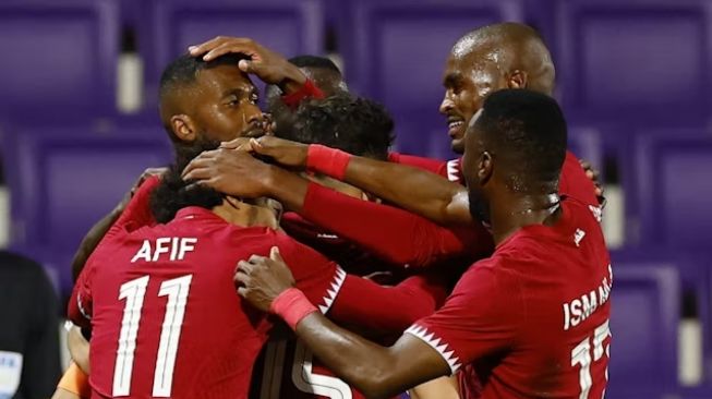 Para pemain timnas Qatar saat melakukan selebrasi (sportsmole.co.uk)