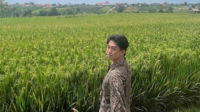 Rich Brian berfoto di pinggir sawah (Instagram/@brianimanuel)