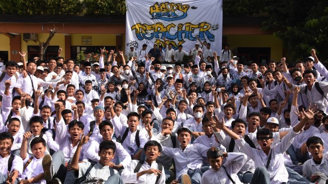 Sejumlah siswa berfoto bersama guru mereka usai Upacara Peringatan Hari Guru Nasional di SMK Bunda Kandung, Jakarta, Jumat (25/11/2022). [ANTARA FOTO/Indrianto Eko Suwarso/aww].