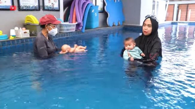 Baby Moana Sukses Menyelam Tanpa Nangis, Ria Ricis Langsung Begini Usai Latihan Renang. (Dok: YouTube/RicisOfficial)