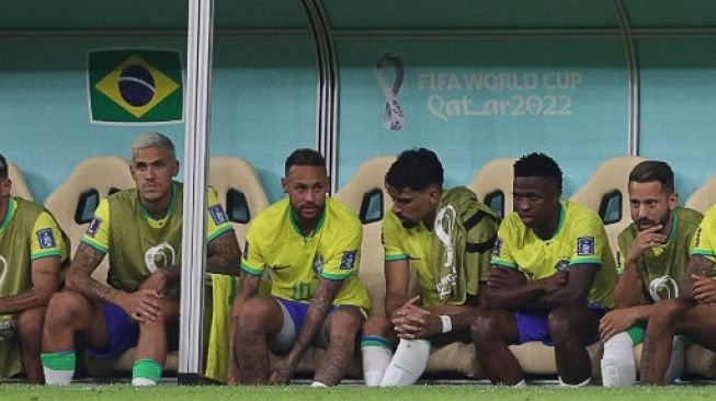 Pemain Timnas Brasil Neymar cedera saat menghadapi Serbia di Piala Dunia 2022 (AFP)