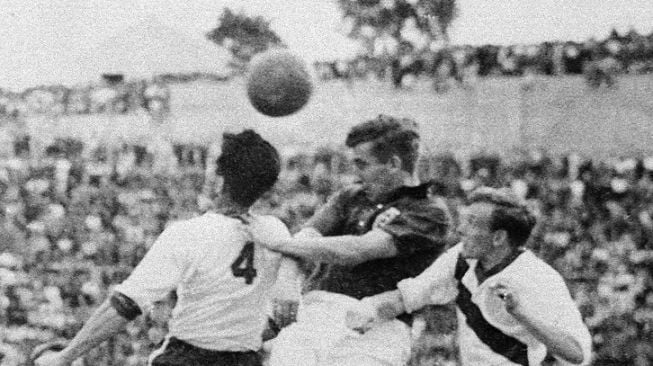 Gelandang Timnas Inggris Thomas Finney (tengah) mencoba menyundul bola di antara bek Amerika Charlie Colombo dan Edward John McIlvenny selama laga Piala Dunia 1950 pada 29 Juni di Belo Horizonte. Inggris yang sangat diunggulkan dikalahkan 0-1 dari Amerika Serikat melalui gol yang dicetak oleh penyerang Joseph Gaetjens. FOTO AFPSTAF / AFP.