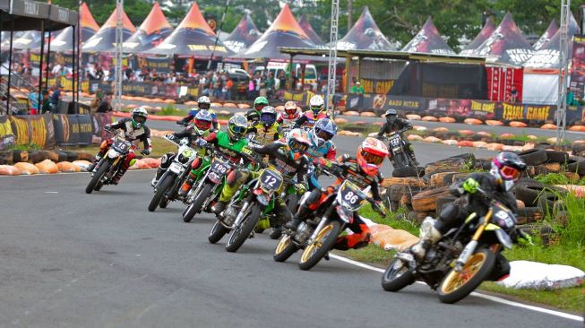 Pebalap top dan debutan Tanah Air bersaing pada putaran kedua Trial Game Asphalt 2022 di Boyolali, Jawa Tengah, Selasa (1/11/2022). [Dok. TGA]