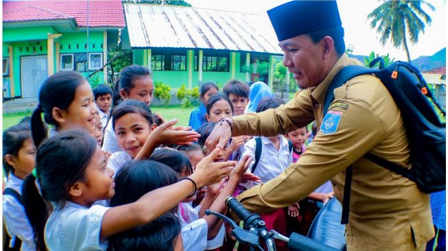 Cerita Guru di Lombok Barat, MCK Tak Ada Terpaksa Ikut Buang Air di Semak-semak