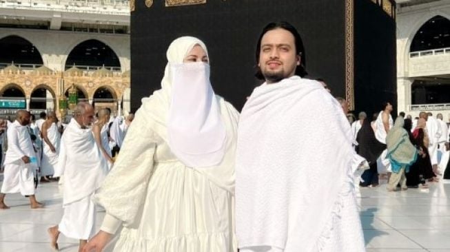 Potret keluarga Tasyi Athasyia umrah (Instagram/@tasyiiathasyia)