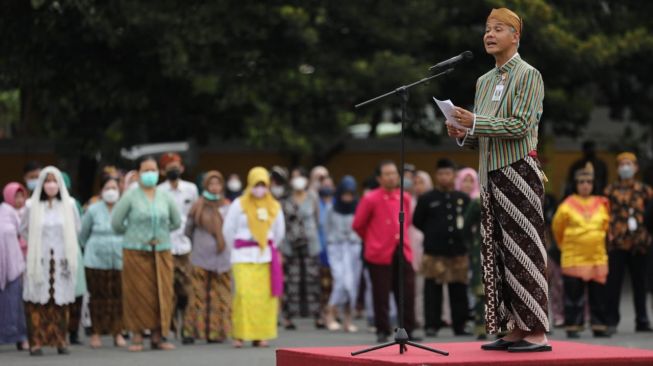 Momentum Hari Guru, Ganjar Dorong Peningkatan Kualitas SDM Pendidik: Jangan Sampai Banyak Tenaga Kerja Asing