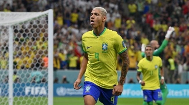 Penyerang Brasil Richarlison merayakan gol bagi timnya pada pertandingan sepak bola Grup G Piala Dunia 2022 Qatar antara Brasil dan Serbia di Stadion Lusail di Lusail, utara Doha pada 24 November 2022. NELSON ALMEIDA / AFP