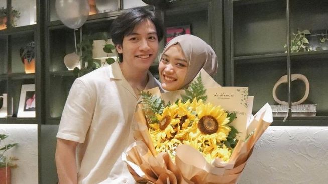 Gaya Pacaran Artis yang Dikritik Kelewat Mesra (Instagram/putridelinaa)