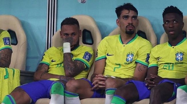 Pemain Timnas Brasil Neymar cedera saat menghadapi Serbia di Piala Dunia 2022 (AFP)