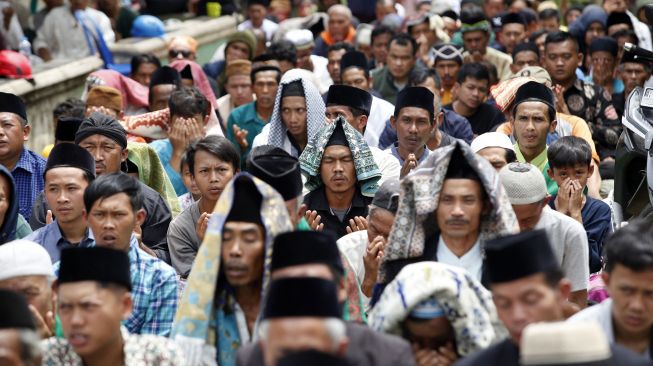 Warga berdoa seusai shalat Jumat di Desa Gasol, Kabupaten Cianjur, Jawa Barat, Jumat (25/11/2022). [ANTARA FOTO/Yulius Satria Wijaya/aww].