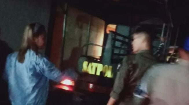 Satpol PP Amankan Dua Pasangan Gegara Asyik Karaoke Sampai Larut Malam