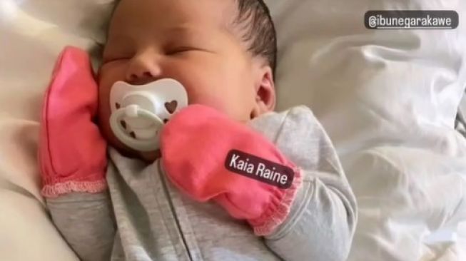 Potret kelahiran anak pertama Mayky Wongkar suami mendiang Ria Irawan (Instagram/@mayk_wongkar)