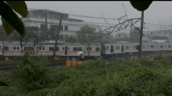 KRL Anjlok Tertimpa Tiang Pantograf di Kampung Bandan Jakut, PT KAI Minta Maaf