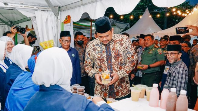 Wali Kota Medan Bobby Nasution di pembukaan Pekan Kuliner Halal, Aman dan Sehat (KHAS) yang digelar di Jalan Masjid Raya Medan. [dok Pemkot Medan]