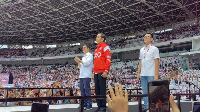 Presiden RI Joko Widodo (Jokowi) hadiri acara relawan bertajuk Nusantara Bersatu di Stadion Gelora Bung Karno (GBK) Jakarta, Sabtu, (26/11/2022). (ANTARA/Melalusa Susthira K).
