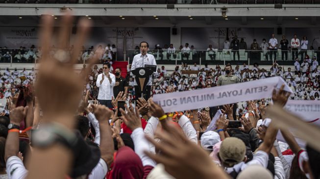 Presiden Joko Widodo (tengah) berpidato dalam acara Nusantara Bersatu : Satu Komando Untuk Indonesia di Stadion Utama Gelora Bung Karno, Jakarta, Sabtu (26/11/2022). [ANTARA FOTO/Aprillio Akbar/nym].