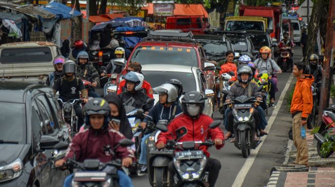 Kendaraan terjebak kemacetan menuju lokasi bencana di Jalan Raya Cianjur-Puncak, Kabupaten Cianjur, Jawa Barat, Sabtu (26/11/2022). [ANTARA FOTO/Raisan Al Farisi/hp].