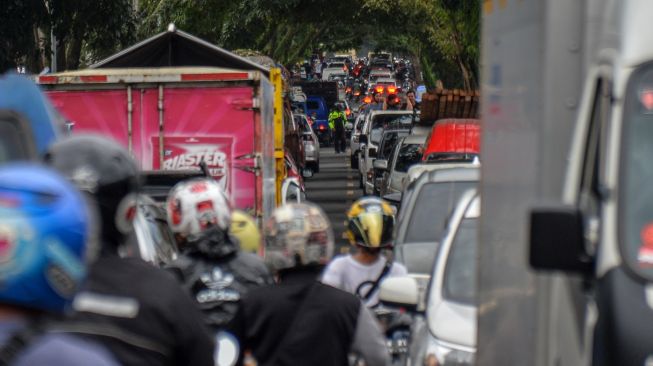 Kendaraan terjebak kemacetan menuju lokasi bencana di Jalan Raya Cianjur-Puncak, Kabupaten Cianjur, Jawa Barat, Sabtu (26/11/2022). [ANTARA FOTO/Raisan Al Farisi/hp].