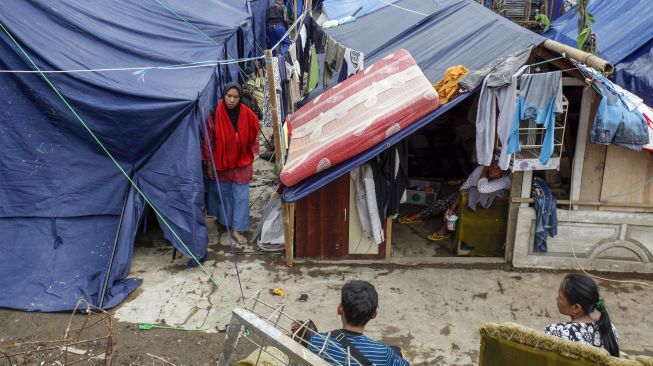 Pengungsi gempa Cianjur berada di sekitar tenda darurat Desa Benjot, Kabupaten Cianjur, Jawa Barat, Jumat (25/11/2022). [ANTARA FOTO/Yulius Satria Wijaya/rwa].