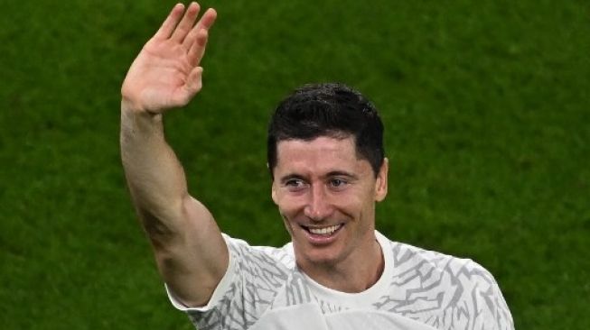 Pemain Polandia Robert Lewandowski rayakan golnya ke gawang Arab Saudi dalam pertandingan Grup C Piala Dunia 2022 yang berlangsung di Educational City Stadium, Sabtu (26/11/2022). [AFP]