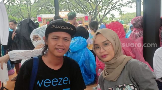 Diguyur Hujan, Penonton Asal Pontianak Ini Setia Menanti Weezer di Soundrenaline 2022