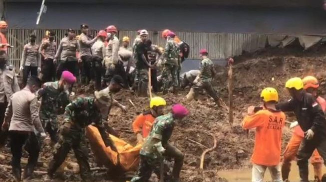 Tim Gabungan Evakuasi 13 Warga Tertimbun Longsor Dampak Gempa Cianjur