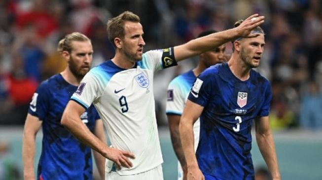 Gestur kapten timnas Inggris Harry Kane setelah bermain imbang dengan Amerika Serikat di matchday kedua Grup B Piala Dunia 2022 di Al Bayt Stadium, Sabtu (26/11/2022). [AFP]