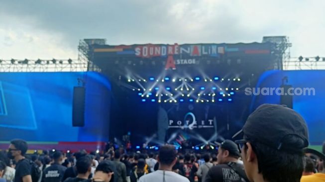 Suasana di venue Soundrenaline saat diguyur hujan, Eco Park Ancol, Jakarta Utara pada Sabtu (26/11/2022) [Suara.com/Rena Pangesti]