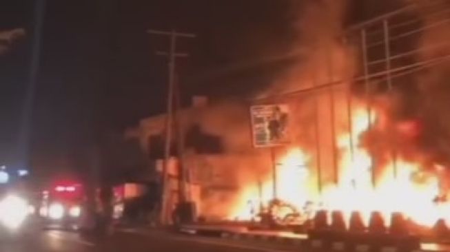 Video Viral Bengkel Tambal Ban di Magelang Terbakar Hebat, Kobaran Api Bikin Warga Deg-degan
