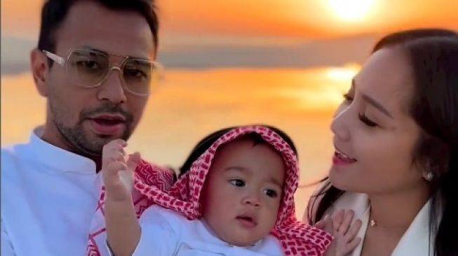 Raffi Ahmad dan Nagita Slavina rayakan ultah Rayyanza Cipung di Qatar. (dok. Instagram)