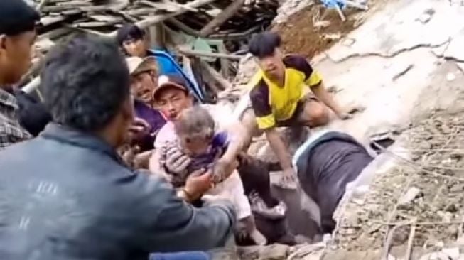 Terkubur Hidup-hidup Bangunan Rumah, Warga Pekik Takbir usai Balita Korban Gempa Cianjur Ditemukan