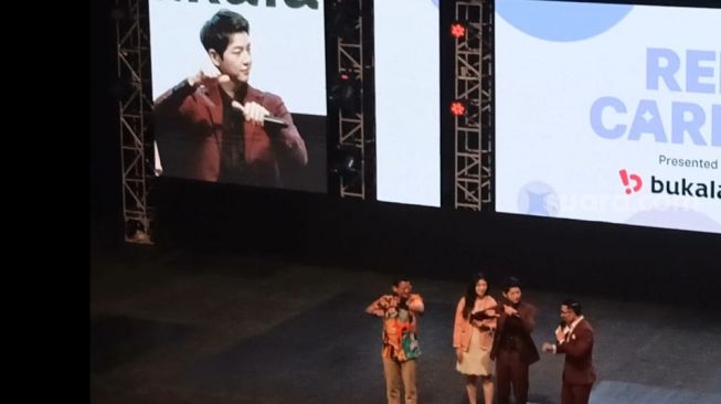 Song Joong Ki di acara Bukalapak, Jiexpo Kemayoran, Jakarta Pusat pada Minggu (27/11/2022). [Suara.com/Rena Pangesti]