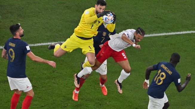 Kiper Prancis Hugo Lloris merebut bola selama pertandingan sepak bola Grup D Piala Dunia 2022 antara Prancis dan Denmark di Stadion 974 di Doha, Qatar, Sabtu (26/11/2022). [Antonin THUILLIER / AFP]